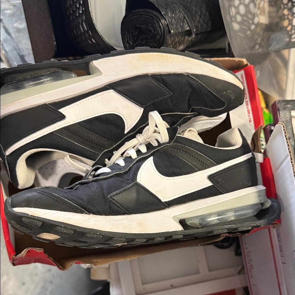 Nike Black and White Men's Air-Cushioned Sneakers